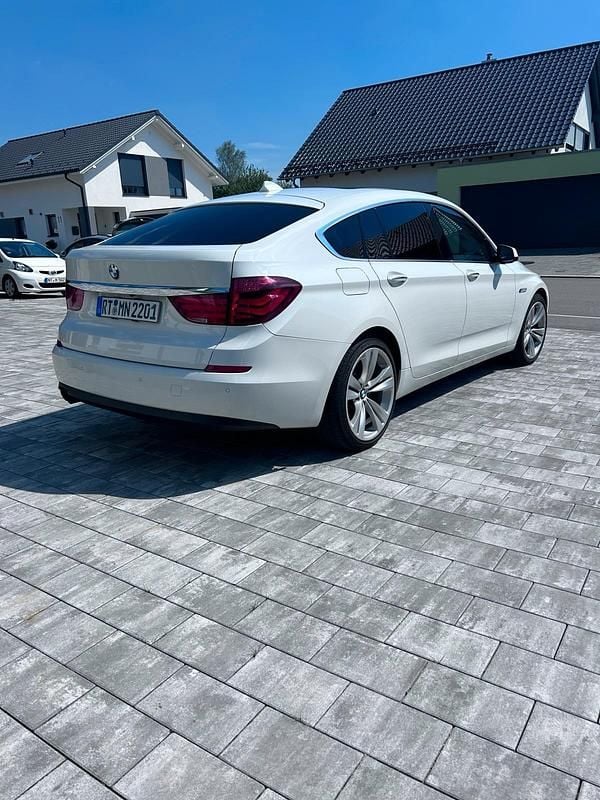 Weiß Gebraucht 2013 BMW 530 Gran Turismo Limousine | 9.999 € (Superpreis) - Bild 1/4