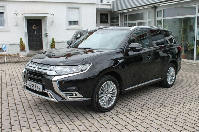 Schwarz rubinschwarz metallic Gebraucht 2021 Mitsubishi Outlander P-HEV Top SUV | 27.450 € (Etwas zu teuer) - Bild 1/4