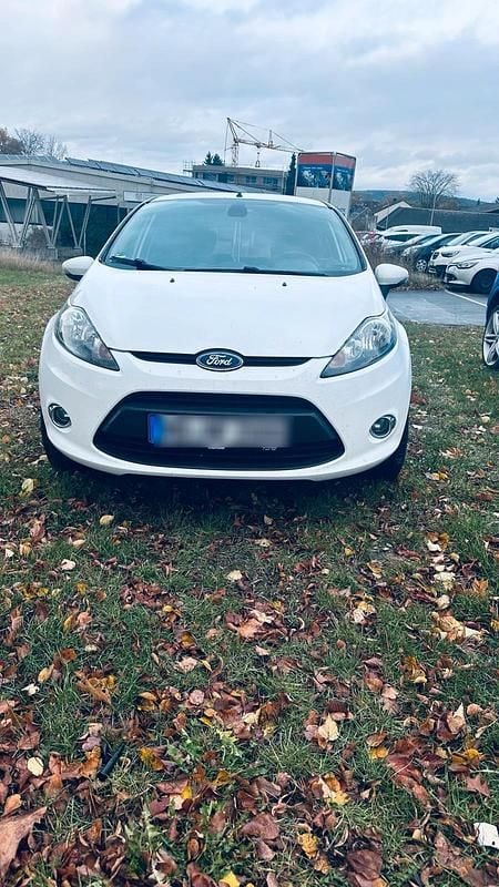 Weiß Gebraucht 2012 Ford Fiesta Champions Edition Kleinwagen | 2.000 € (Superpreis) - Bild 1/4