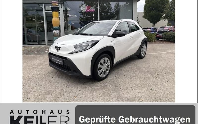 Weiß Gebraucht 2022 Toyota Aygo Play Kleinwagen | 10.960 € (Superpreis) - Bild 1/4