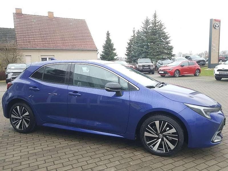 Neu Toyota Corolla 140 PS (102 kW) 2025 Juniper blue Limousine