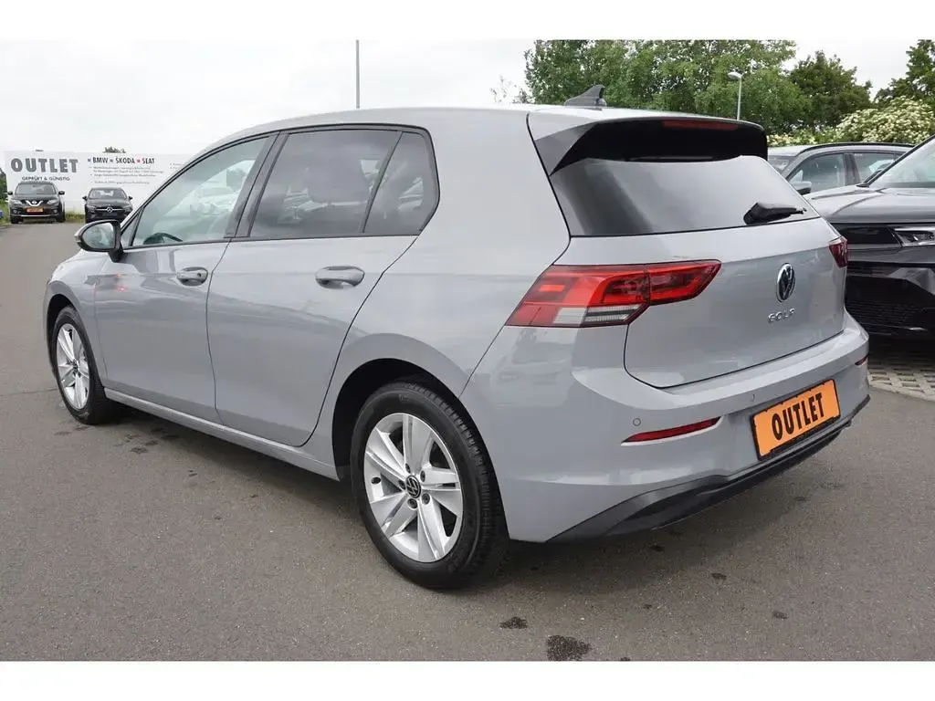 Gebraucht VW Golf VIII 131 PS (96 kW) 2023 Mondsteingrau Limousine