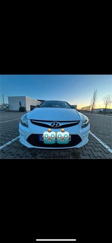 Weiß Gebraucht 2009 Hyundai i30 Kleinwagen | 2.999 € (Fairer Preis) - Bild 1/4