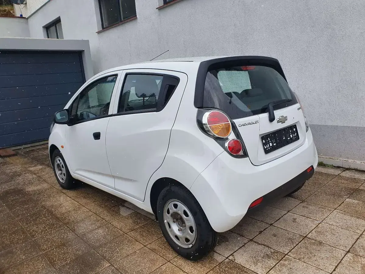 Gebraucht Chevrolet Spark 68 PS (50 kW) 2011 Weiß Kleinwagen