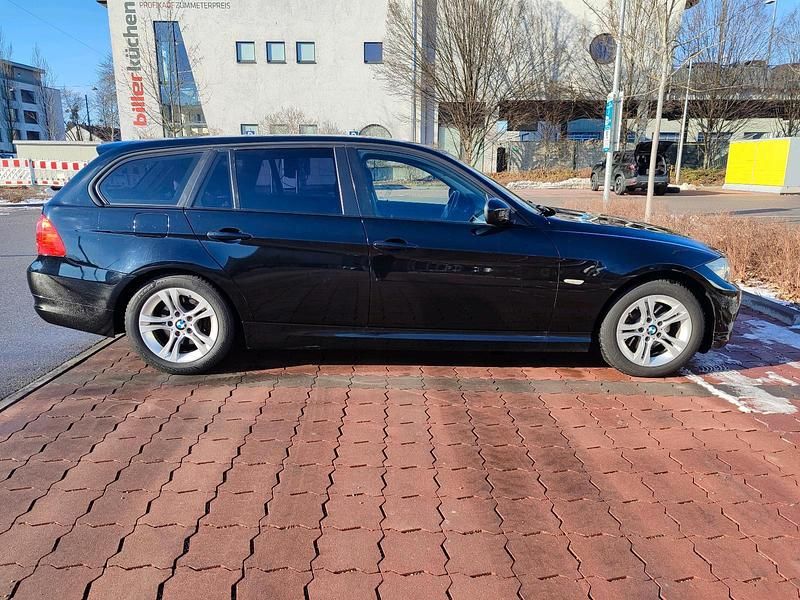 Gebraucht BMW 320 177 PS (130 kW) 2009 Schwarz Kombi
