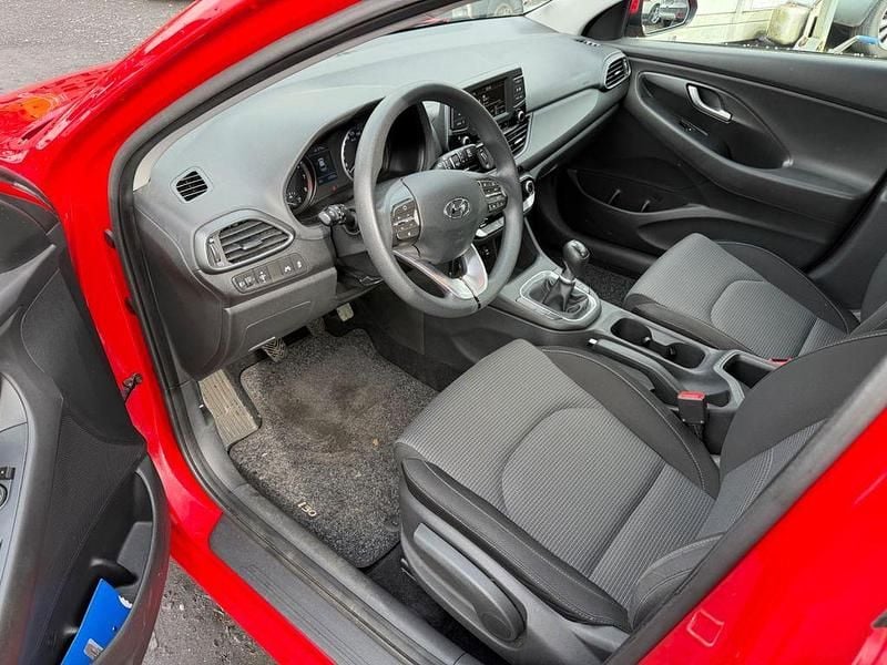 Gebraucht Hyundai i30 Pure 101 PS (74 kW) 2017 Rot Limousine