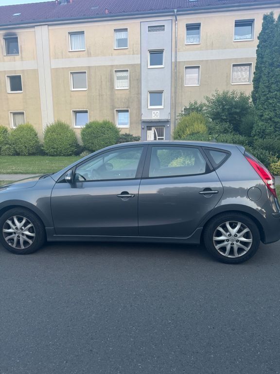 Grau Gebraucht 2011 Hyundai i30 Edition Kombi | 3.200 € (Fairer Preis) - Bild 1/4