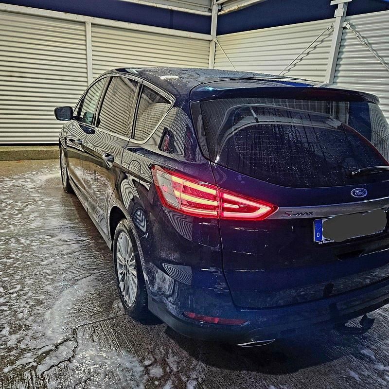Gebraucht Ford S-MAX Titanium 180 PS (132 kW) 2017 Blau Van / Kleinbus