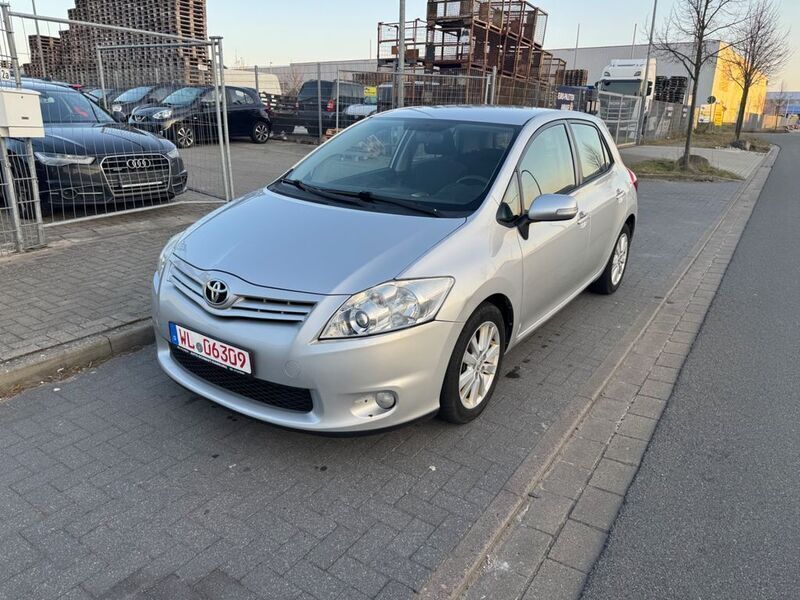 Silber Gebraucht 2010 Toyota Auris Life+ Limousine | 4.199 € (Fairer Preis) - Bild 1/4