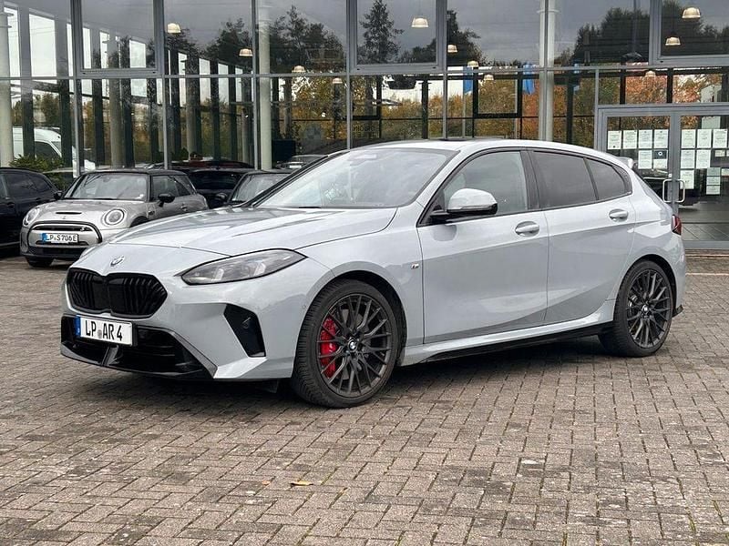 Brooklyn grau Gebraucht 2025 BMW 123 M Sport Kleinwagen | 44.930 € (Fairer Preis) - Bild 1/4