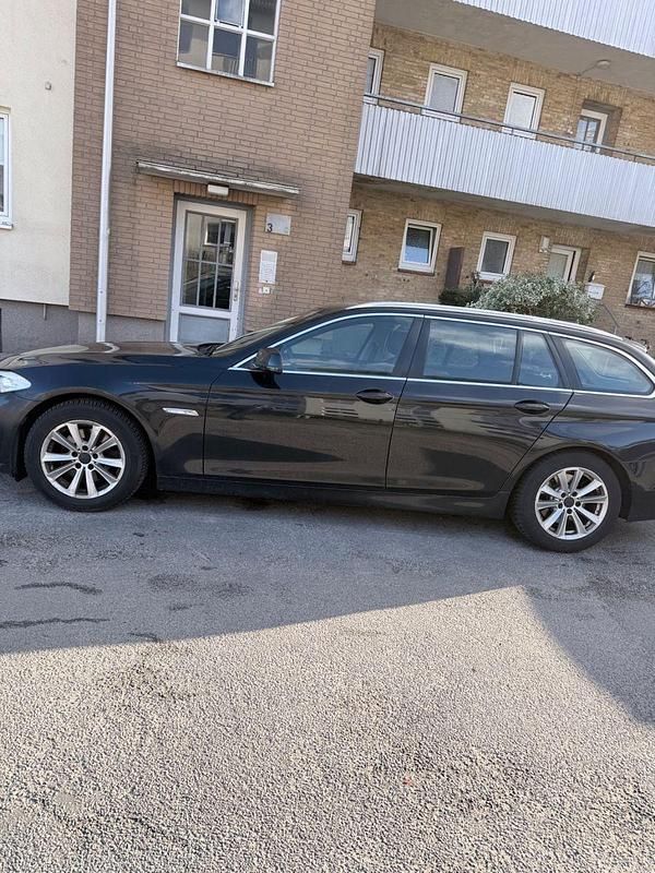 Gebraucht BMW 520 184 PS (135 kW) 2012 Schwarz Kombi