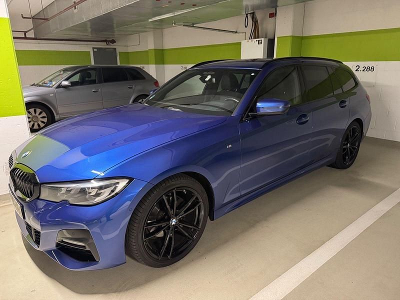 Blau Gebraucht 2019 BMW 320 M Sport Kombi | 25.799 € (Guter Preis) - Bild 1/4