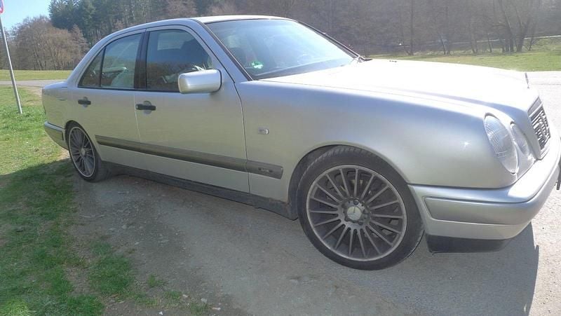 Gebraucht Mercedes E230 Classic 150 PS (110 kW) 1996 Silber Limousine