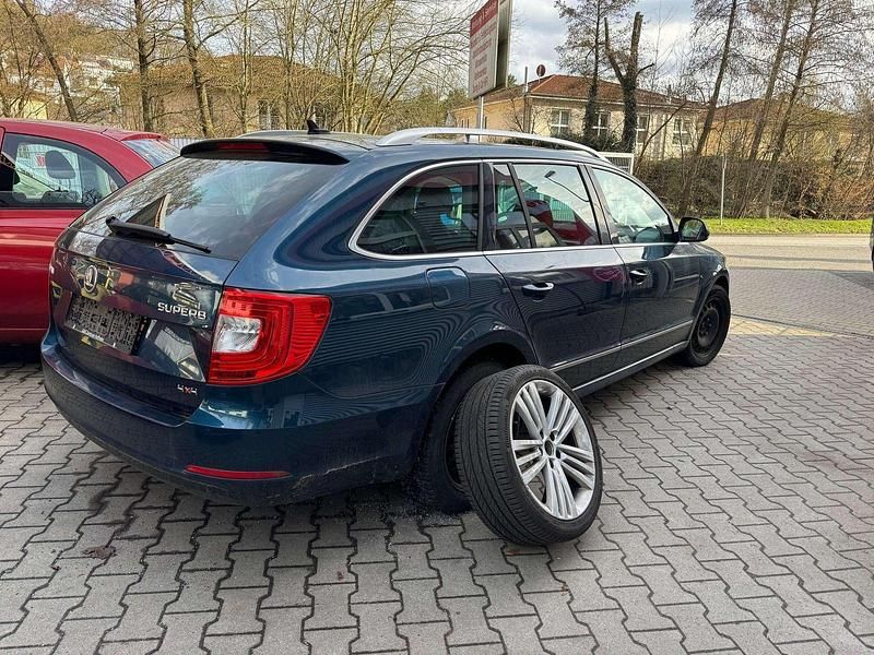 Gebraucht Skoda Superb Elegance 170 PS (125 kW) 2014 Lavablau metallic Kombi
