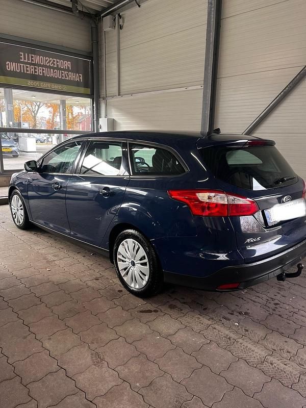 Gebraucht Ford Focus 105 PS (77 kW) 2013 Blau Kombi