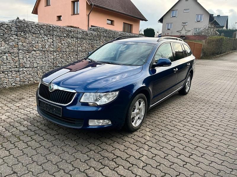 Gebraucht Skoda Superb 105 PS (77 kW) 2011 Blau Kombi