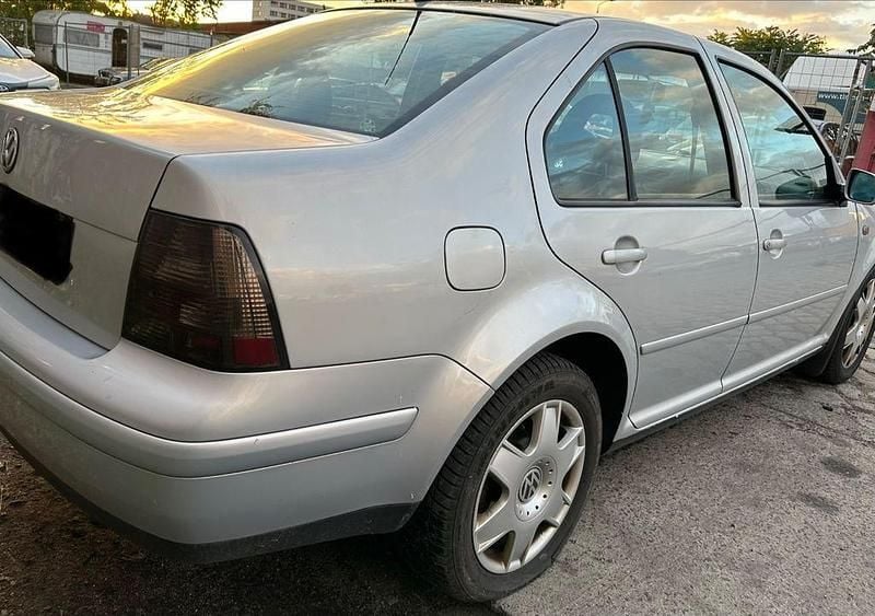 Second-hand VW Bora Comfortline 105 CP (77 kW) 2000 Argintiu Berlinǎ