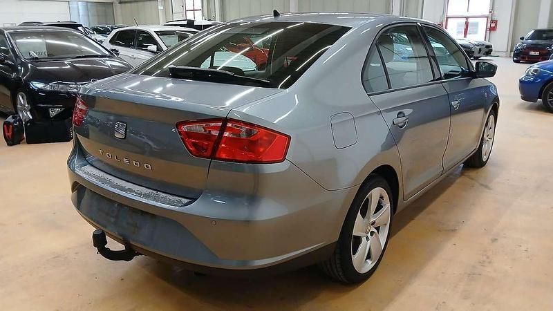 Gebraucht Seat Toledo Style 105 PS (77 kW) 2013 "platin" grau Kleinwagen