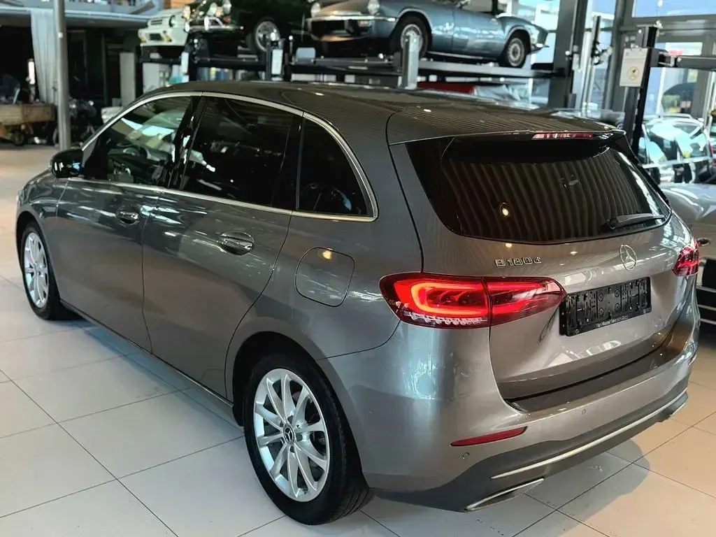 Gebraucht Mercedes B180 Progressive 116 PS (85 kW) 2019 Grau Kleinwagen