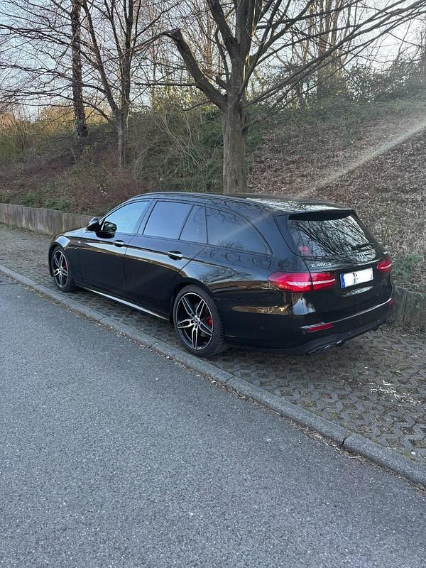 Schwarz Gebraucht 2018 Mercedes E400 AMG Kombi | 38.999 € (Teuer) - Bild 1/4