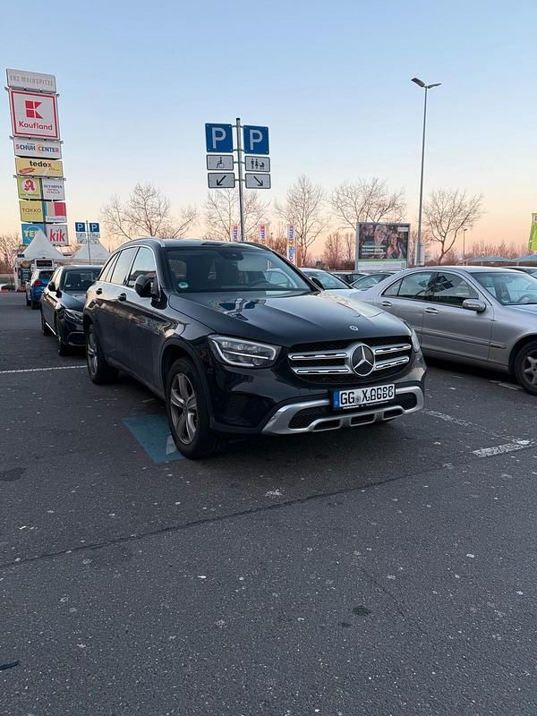 Schwarz Gebraucht 2021 Mercedes GLC300e SUV | 25.200 € (Fairer Preis) - Bild 1/4