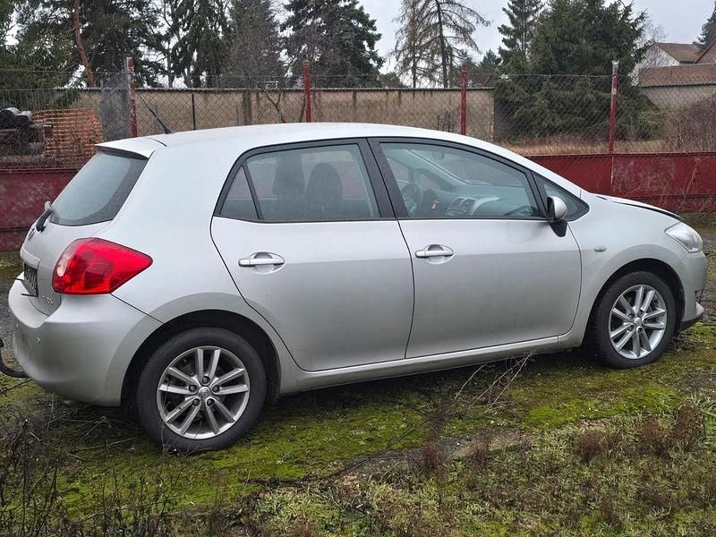 Gebraucht Toyota Auris 101 PS (74 kW) 2009 Silber Kleinwagen