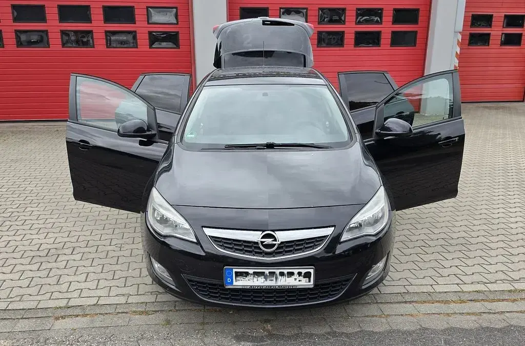 Gebraucht Opel Astra Cosmo 110 PS (80 kW) 2010 Schwarz Limousine