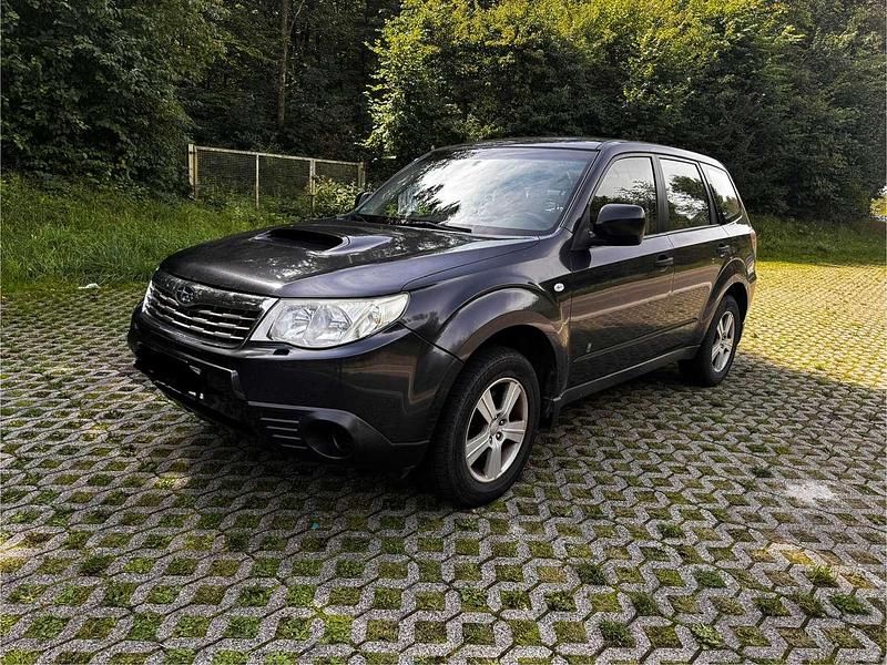Dark gray (m) Gebraucht 2011 Subaru Forester Trend SUV | 1.250 € (Superpreis) - Bild 1/4
