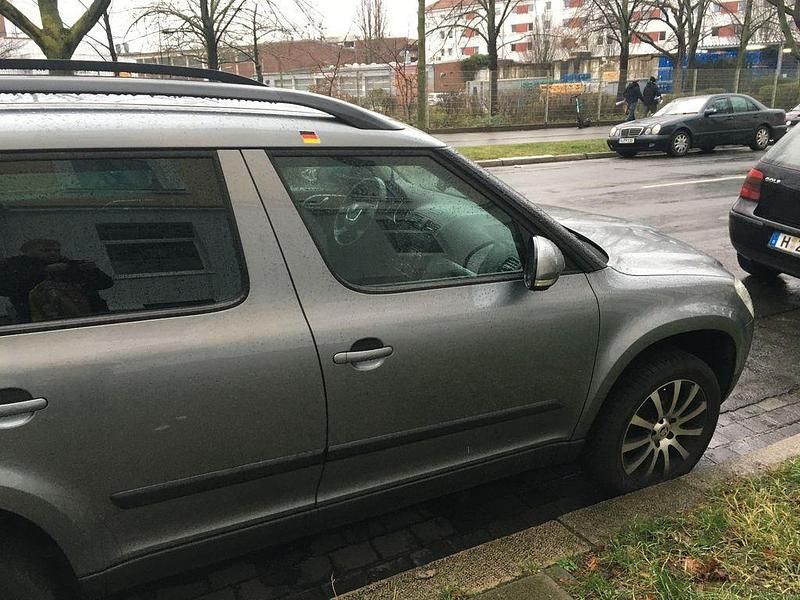 Gebraucht Skoda Yeti Family 110 PS (80 kW) 2012 Grau SUV
