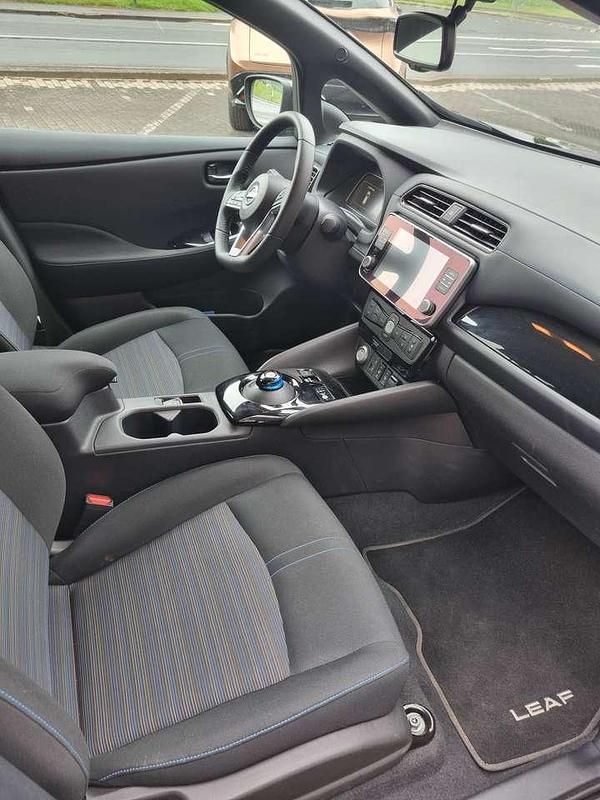 Grau Gebraucht 2020 Nissan Leaf N-Connecta Kleinwagen | 15.700 € (Fairer Preis) - Bild 1/4