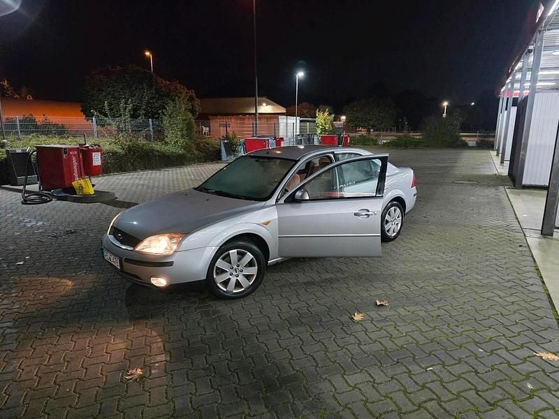 Silber Gebraucht 2001 Ford Mondeo Limousine | 1.250 € (Fairer Preis) - Bild 1/2