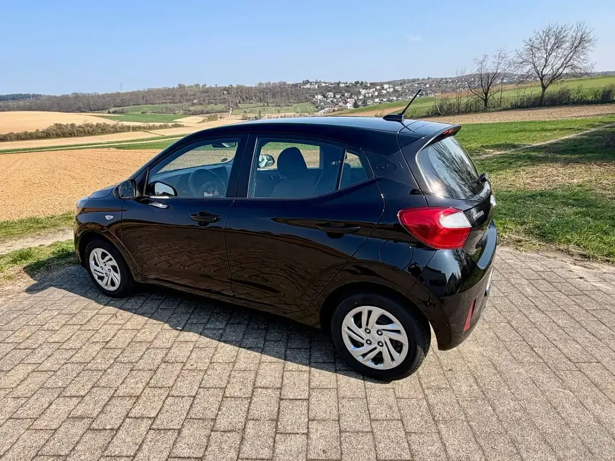 Gebraucht Hyundai i10 67 PS (49 kW) 2023 Schwarz Kleinwagen