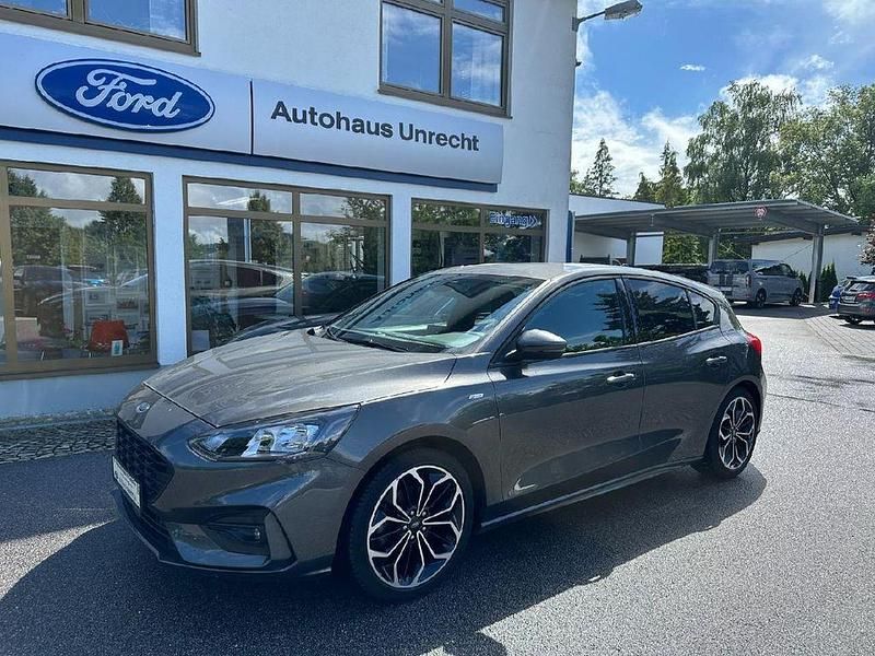 Grau Gebraucht 2021 Ford Focus ST-Line Limousine | 17.990 € (Fairer Preis) - Bild 1/4