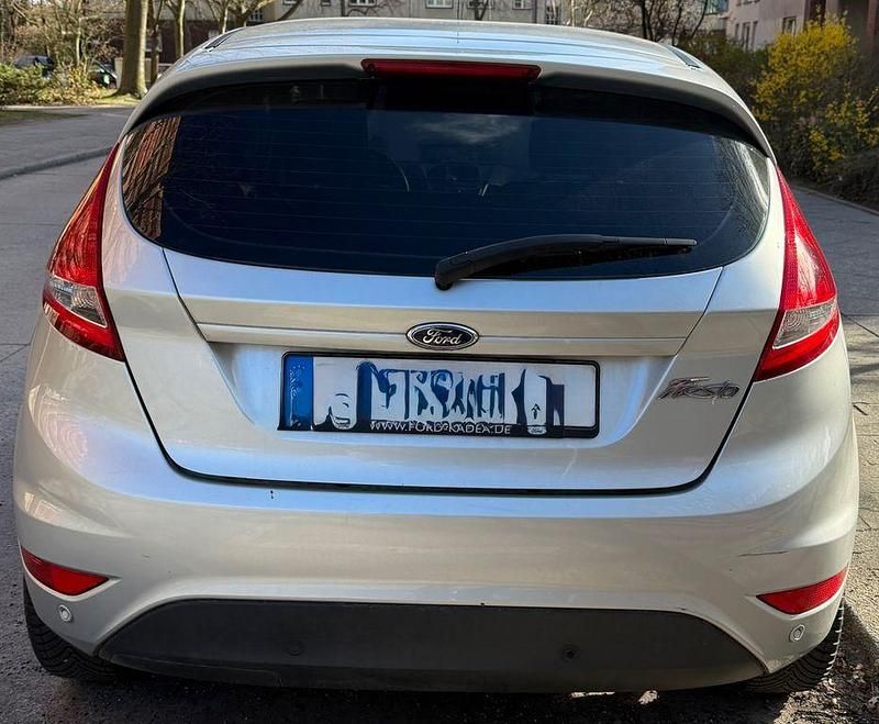 Gebraucht Ford Fiesta Ambiente 82 PS (60 kW) 2010 Silber Kleinwagen