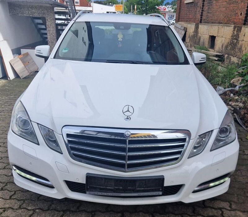 Weiß Gebraucht 2012 Mercedes E250 Elegance Kombi | 12.750 € (Etwas zu teuer) - Bild 1/4
