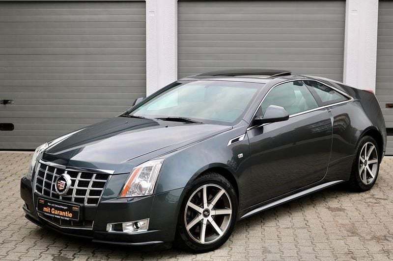 Grau Gebraucht 2013 Cadillac CTS Coupé | 15.950 € (Fairer Preis) - Bild 1/4