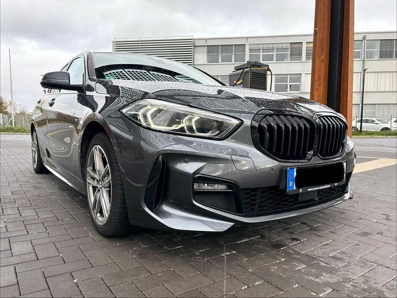 Grau Gebraucht 2021 BMW 118 M Sport Kleinwagen | 19.700 € (Guter Preis) - Bild 1/4