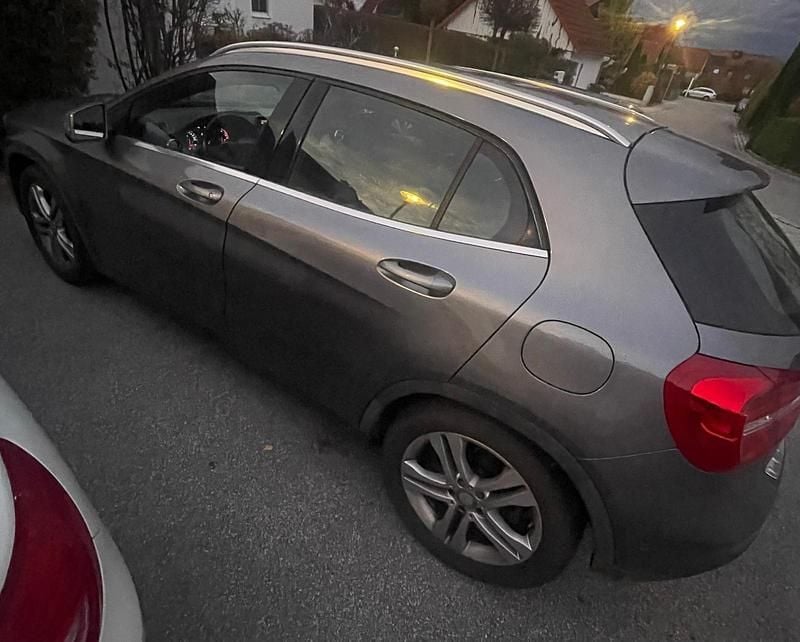 Gebraucht Mercedes GLA200 160 PS (117 kW) 2014 Grau SUV