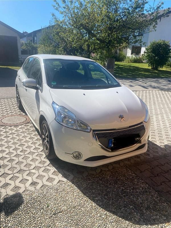 Weiß Gebraucht 2013 Peugeot 208 Active Kleinwagen | 3.800 € (Fairer Preis) - Bild 1/4
