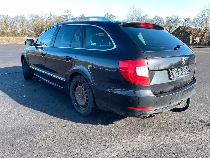 Gebraucht Skoda Superb Elegance 140 PS (102 kW) 2014 Schwarz Kombi