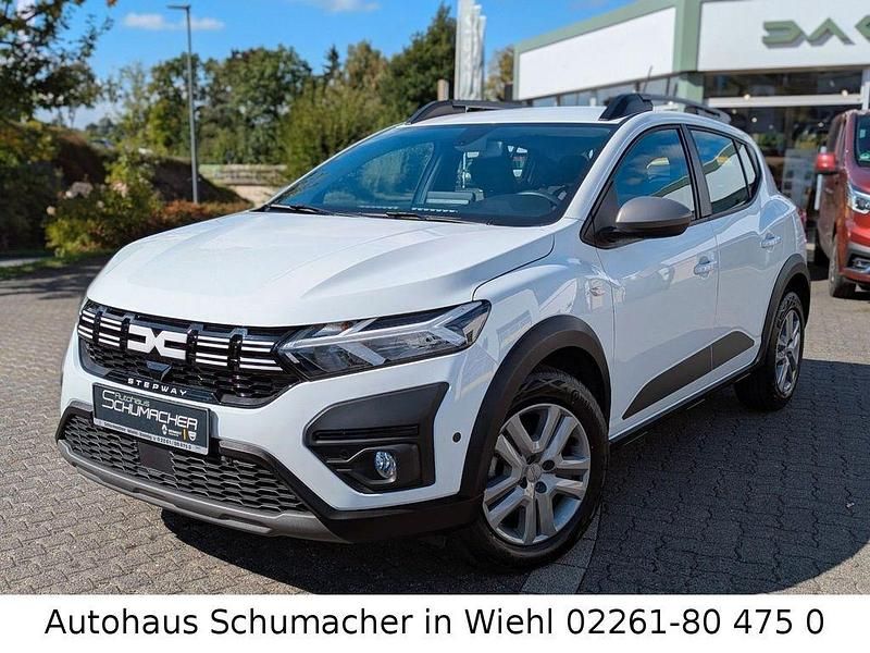 Weiß Gebraucht 2023 Dacia Sandero Expression Kleinwagen | 15.590 € (Fairer Preis) - Bild 1/4