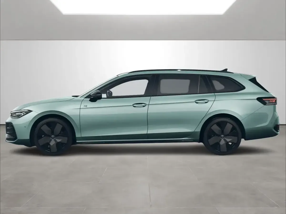Gebraucht VW Passat R-line 193 PS (141 kW) 2024 Maripositgrün metallic Kombi