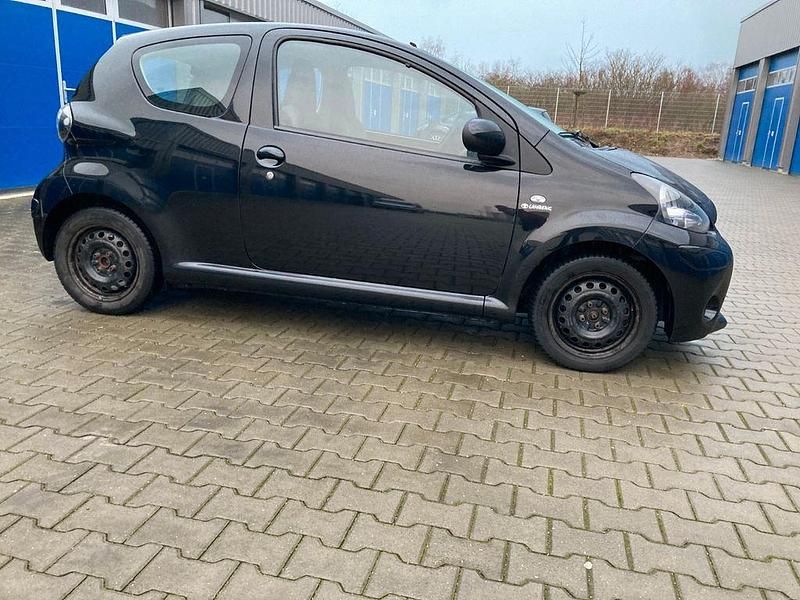 Gebraucht Toyota Aygo 68 PS (50 kW) 2012 Schwarz Kleinwagen