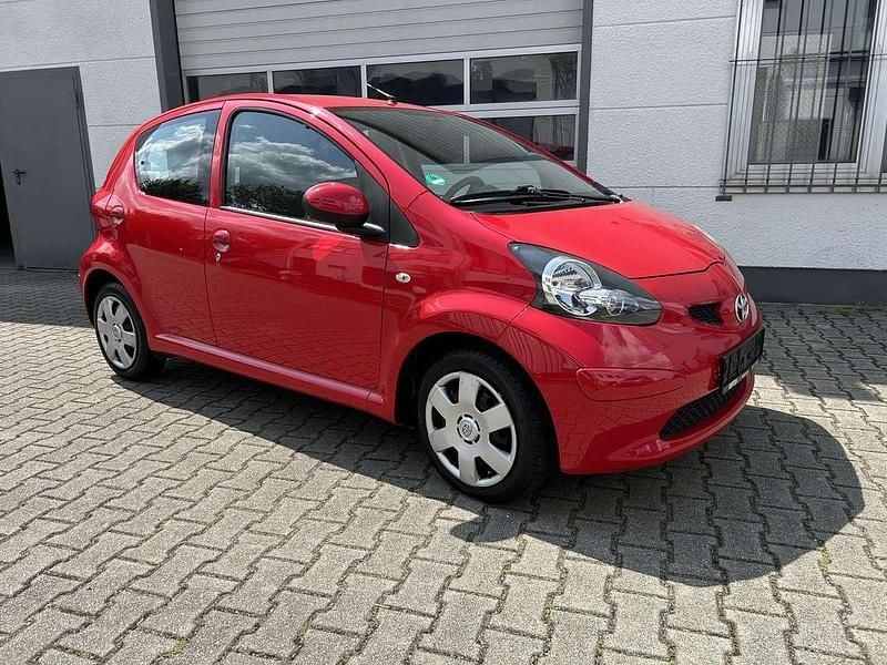 Super red v Gebraucht 2005 Toyota Aygo City Kleinwagen | 2.950 € (Teuer) - Bild 1/4