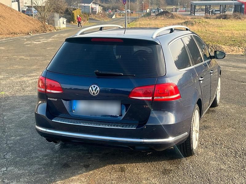 Gebraucht VW Passat Highline 160 PS (117 kW) 2012 Blau Kombi