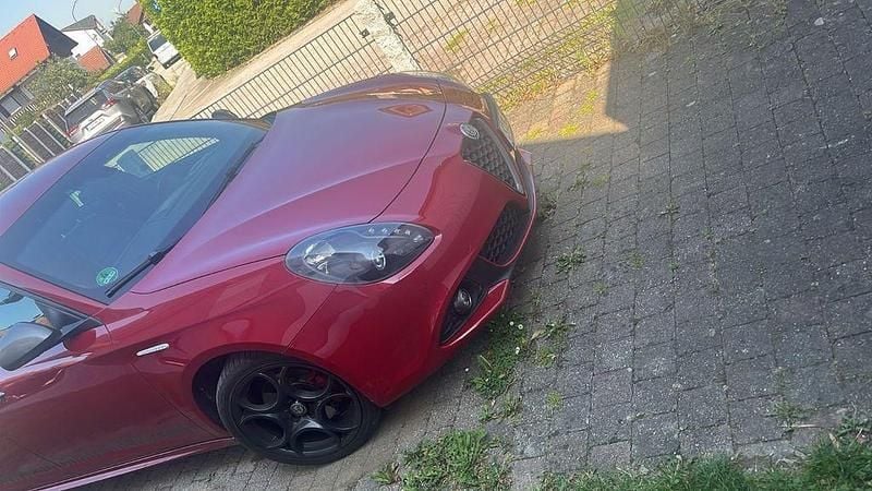 Rot Gebraucht 2016 Alfa Romeo Giulietta Super Kleinwagen | 9.500 € (Superpreis) - Bild 1/4