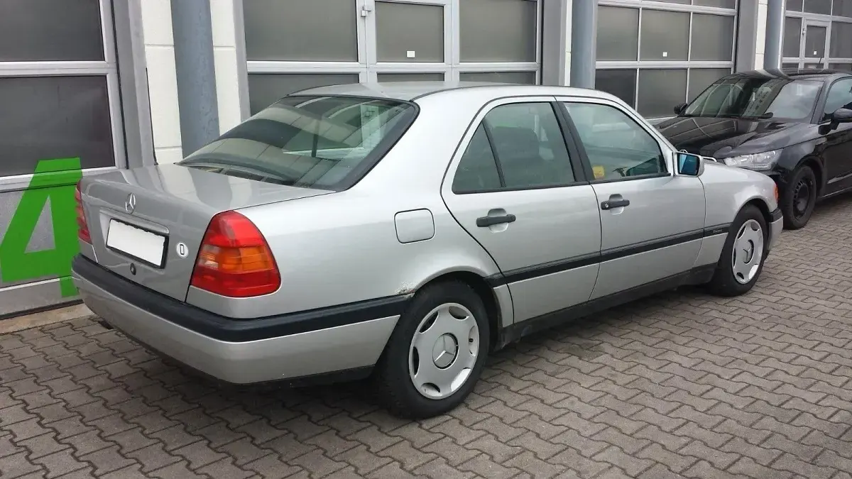 Gebraucht Mercedes C180 122 PS (89 kW) 1994 Silber Limousine