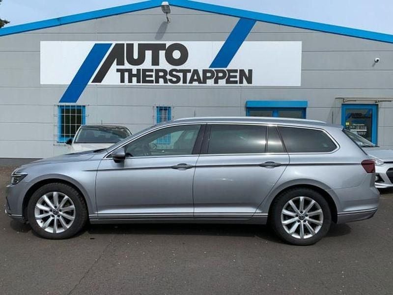 Gebraucht VW Passat Elegance 150 PS (110 kW) 2024 Pyrit silber (metallic) Kombi