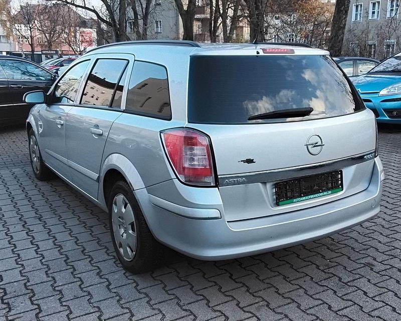 Gebraucht Opel Astra Edition 90 PS (66 kW) 2009 Argon silber/ice silver (m2) Kombi