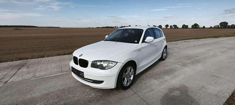 Weiß Gebraucht 2011 BMW 116 Kleinwagen | 4.250 € (Etwas zu teuer) - Bild 1/4